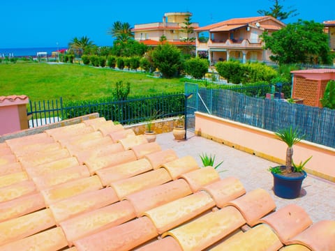 Helle mediterrane Villa mit Veranda und Garten
