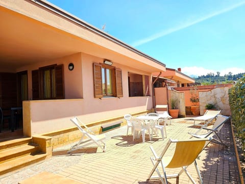 Helle mediterrane Villa mit Veranda und Garten