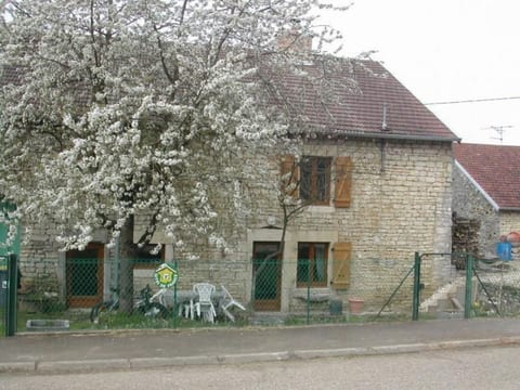 Steinhaus in ländlicher Umgebung mit Pool