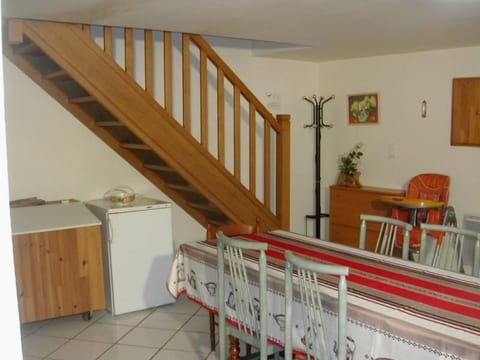 Steinhaus in ländlicher Umgebung mit Pool