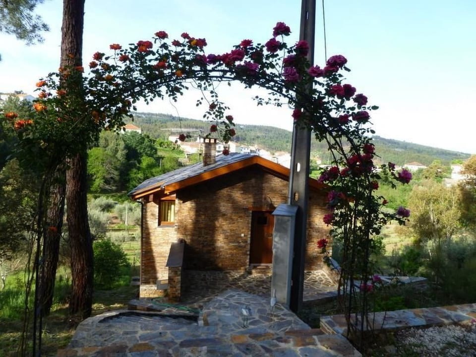 mit Sonnenterrasse und großem Garten - Anceriz