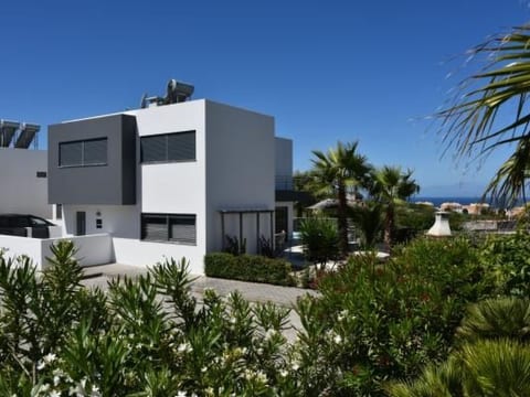 Moderne Villa mit privatem Pool und Meerblick