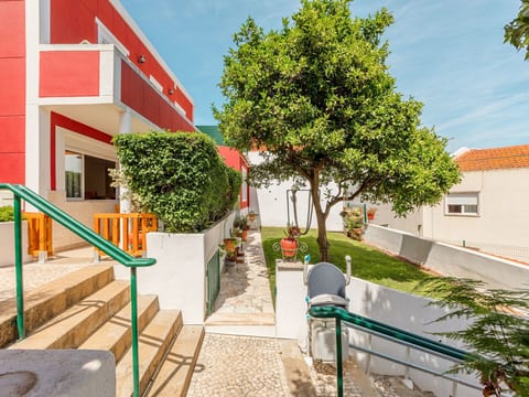 in Algés mit Kleinem gemeinsamem Pool