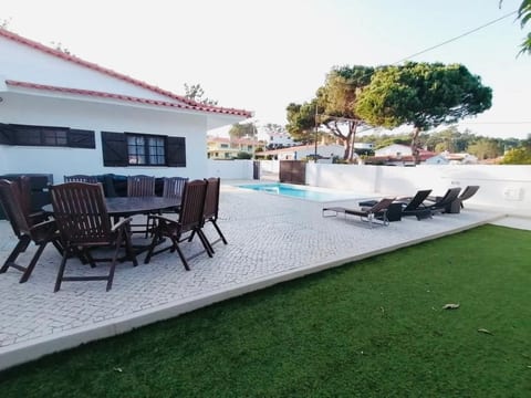 Luxuriöse Villa nur wenige Schritte vom Strand entfernt