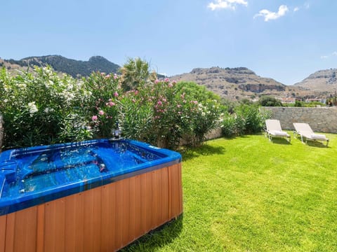 Haus in Kolympia mit Garten und Bergblick