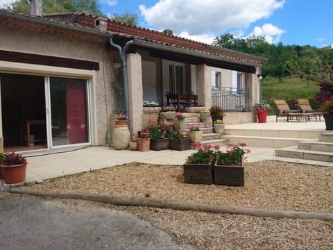 Haus auf dem Land in ruhiger Lage mit privatem Pool