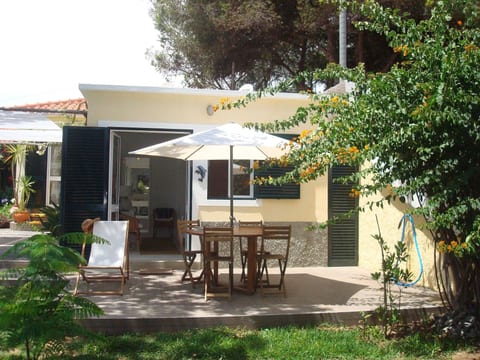 in Vila Baleira mit Garten
