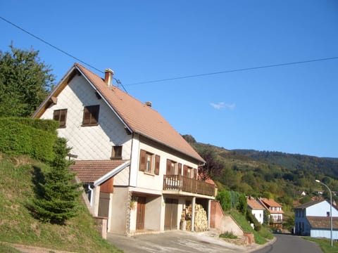 mit Balkon, Garten und Talblick