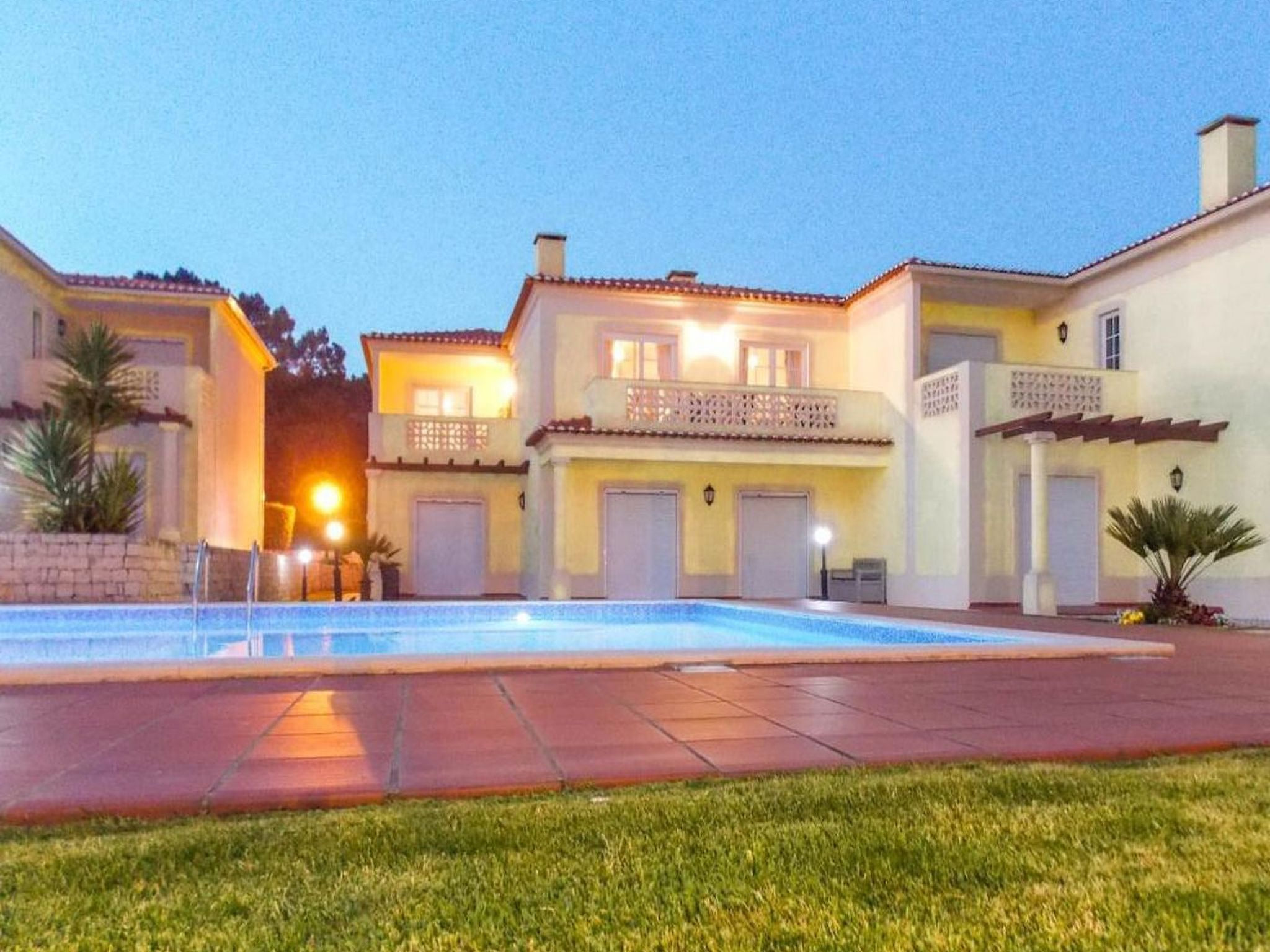 Golf, Pinienwald mit Pool