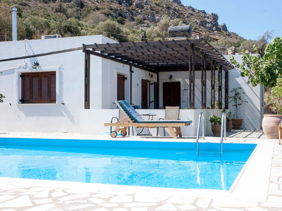 Villa nascosta con piscina e vista mozzafiato sulla baia di Mirabelle e - Anatoli