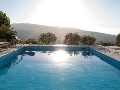 Versteckte Villa mit Pool und herrlichem Blick über die Bucht von Mirabelle und