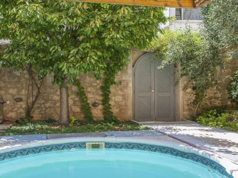 mit privatem Pool in Roustika