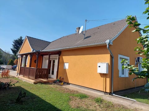 Schönes Ferienhaus mit Pool in ruhiger Lage