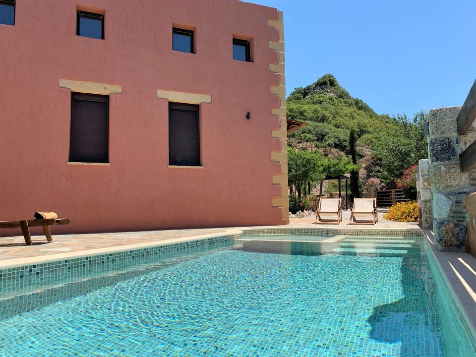 Spacieuse villa avec piscine à seulement 12 km de la plage - Gialos