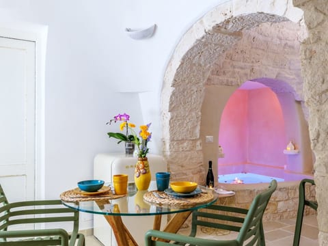 Rundes Steinhaus 'Palmento' mit Schwimmbad