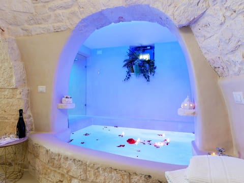 Rundes Steinhaus 'Palmento' mit Schwimmbad
