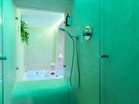 Rundes Steinhaus 'Palmento' mit Schwimmbad