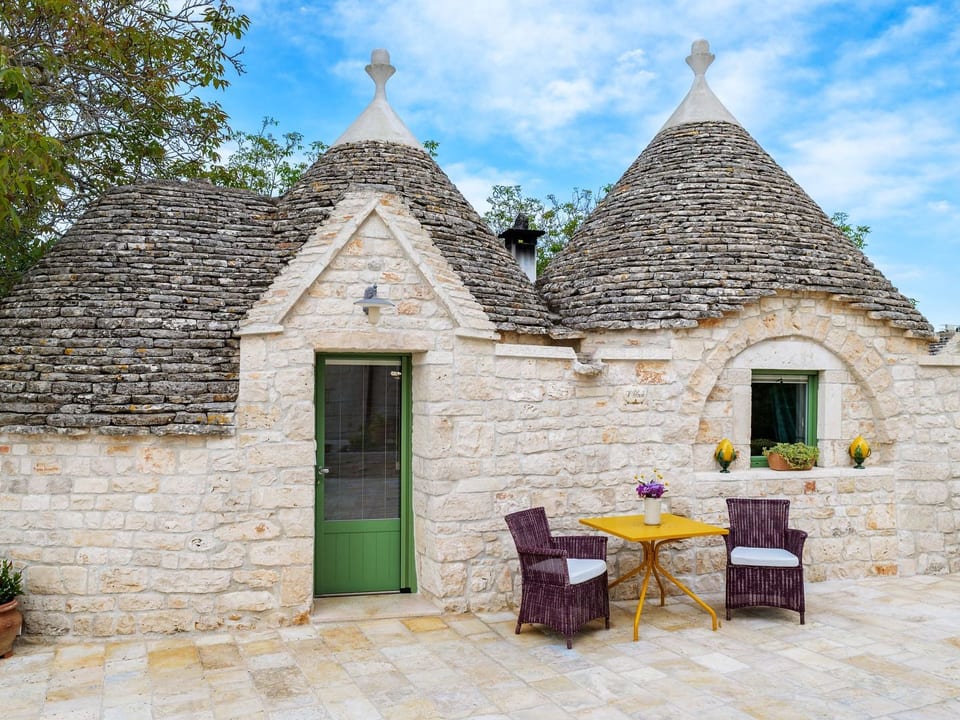 Casa de piedra redonda 'Palmento' con piscina - Martina Franca