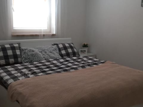 Wohnung auf einem eingezäunten Grundstück