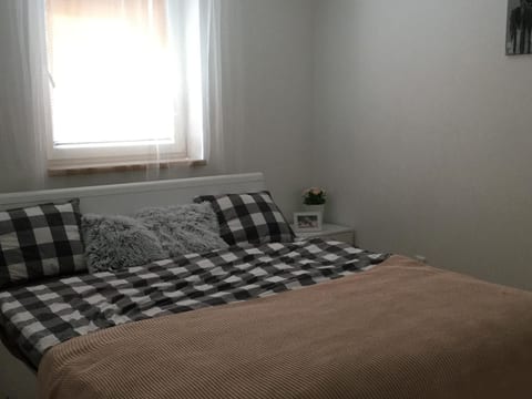 Wohnung auf einem eingezäunten Grundstück