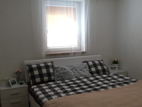 Wohnung auf einem eingezäunten Grundstück