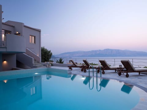 Herrliche Villa mit schönem Pool, Terrasse und Meerblick