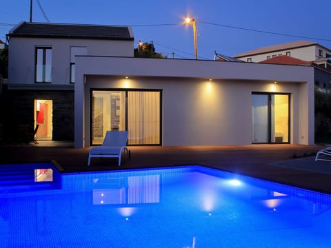 in Estreito Da Calheta mit Privatem Pool und Meerblick