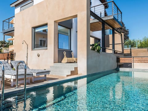Ferienvilla mit beheiztem Pool und schöner Aussi