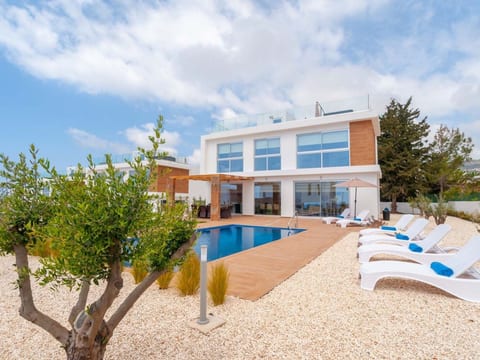 Luxuriöse Villa mit 4 Schlafzimmern, Pool und Whirlpool
