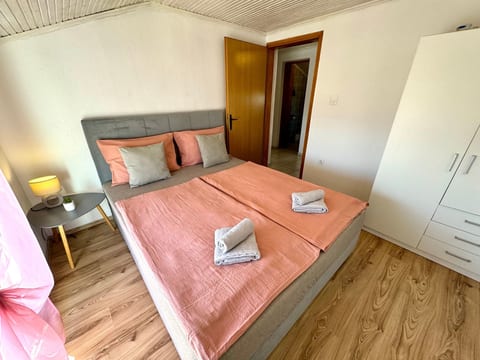 Apartment Lora 1