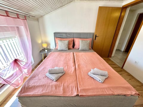 Apartment Lora 1