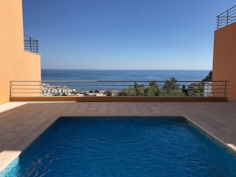 in Sesimbra mit Grill, Terrasse und Garten