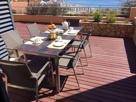 in Sesimbra mit Grill, Terrasse und Garten