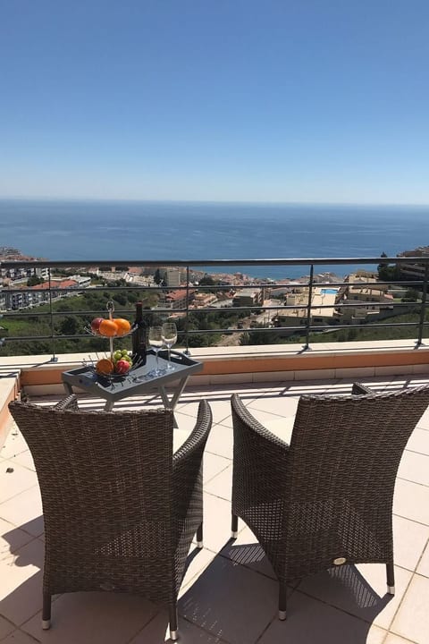 in Sesimbra mit Grill, Terrasse und Garten