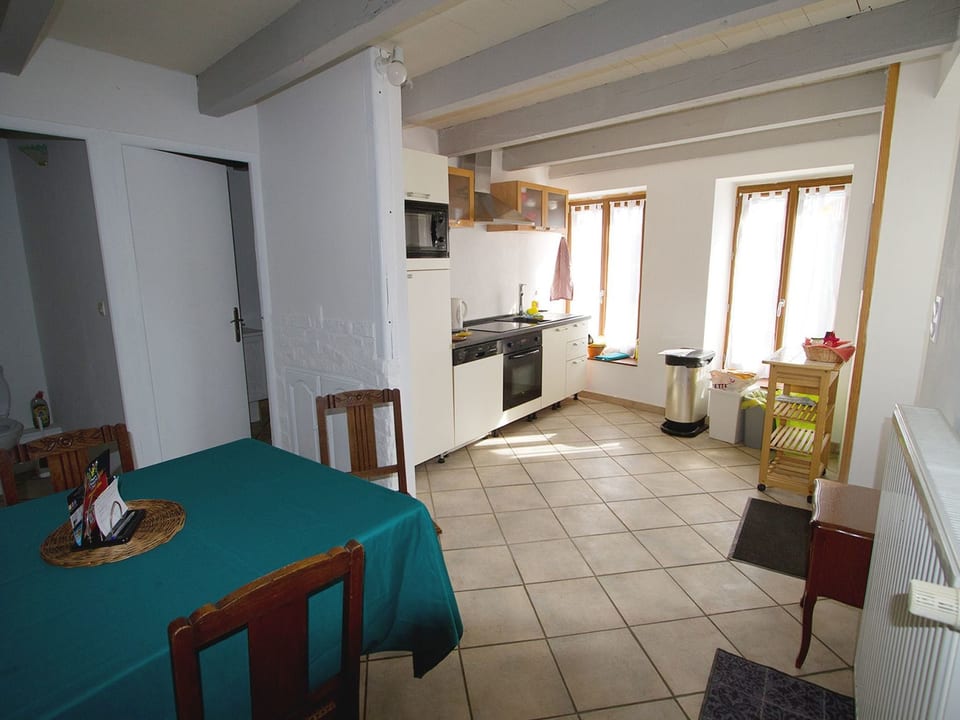 Großes Ferienhaus mit Terrasse und Garten - Celles-en-Bassigny