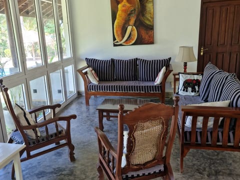 Villa "Ardeen Villa" mit Infinity-Pool