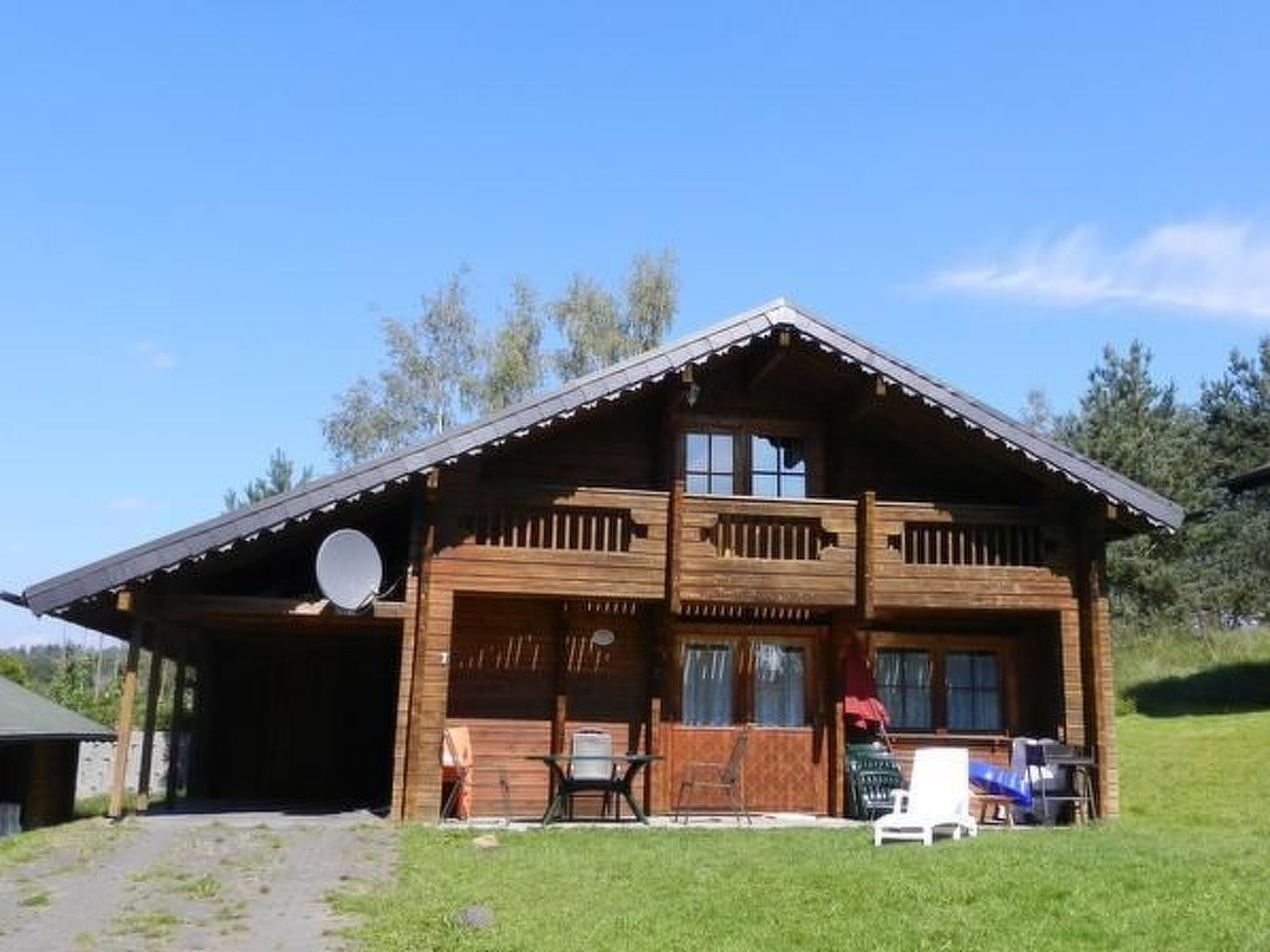 in Meiserich mit Terrasse und Garten