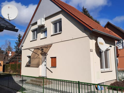 Klimatisiertes Ferienhaus in Bükfürdö mit Garten