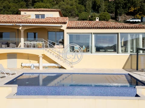 Beautiful villa in Valcros with pool and sea