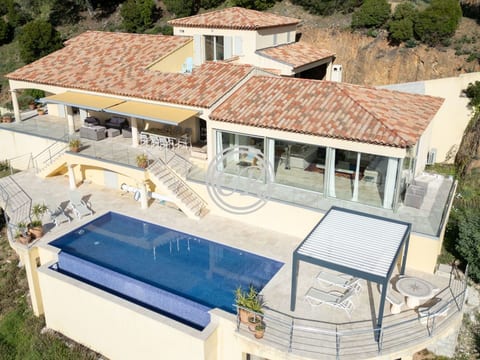 Beautiful villa in Valcros with pool and sea