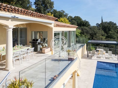 Beautiful villa in Valcros with pool and sea
