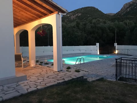 Ferienvilla mit Garten, Grill und Terrasse