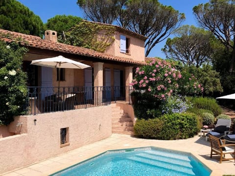 Charmante Villa mit Pool und Golfplatz