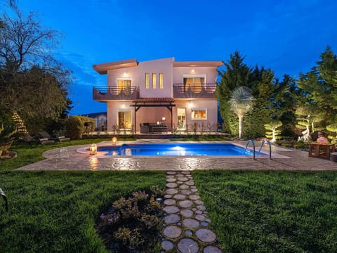 Gemütliche Villa Zenia in Damatria