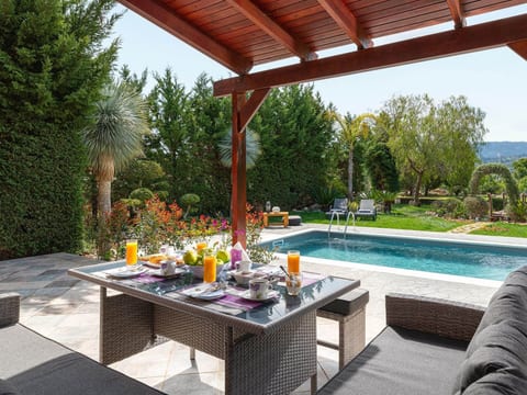 Gemütliche Villa Zenia in Damatria