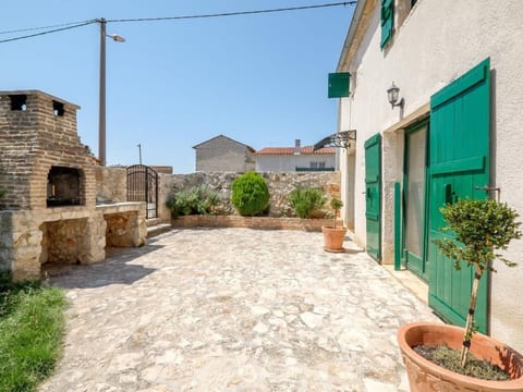 Wunderschöne Steinvilla mit privatem Garten und Terrasse