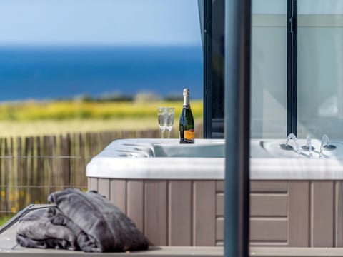 Charmantes Haus mit privatem Jacuzzi in der Bret