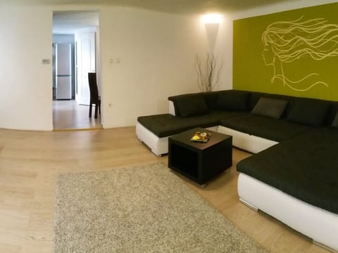 Moderne Ferienwohnung in Ujlipotvaros mit Garten