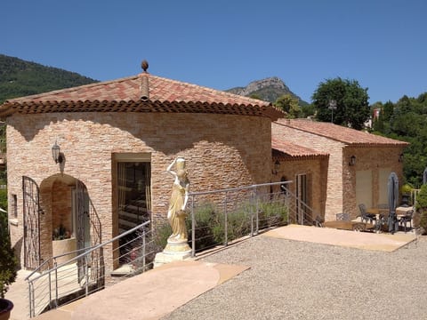 "Villa Sculpture" mit Terrasse