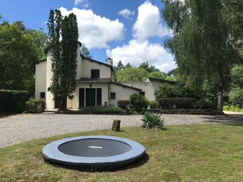 mit Garten, Grill und Terrasse